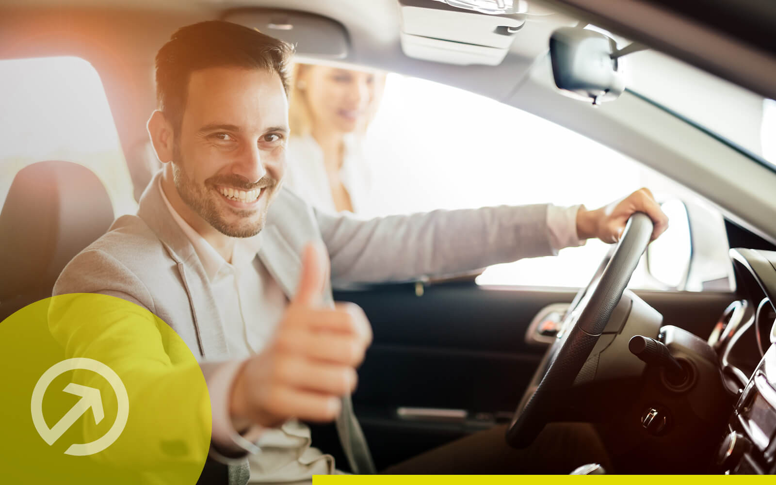 Kunde sitzt im Fahrzeug in zeigt den Daumen nach oben